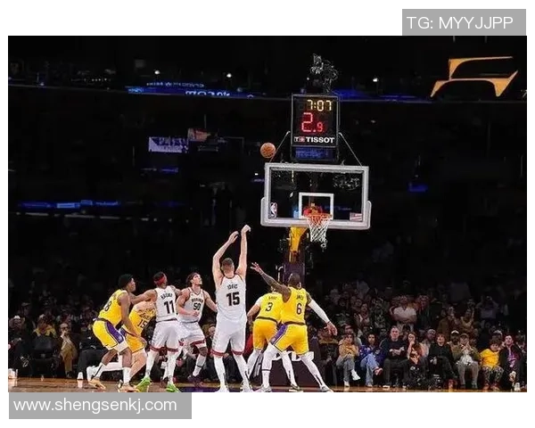 湖人主场迎战热火双方激烈对抗引发球迷热情高涨 湖人主场迎战热火双方激烈对抗引发球迷热情高涨